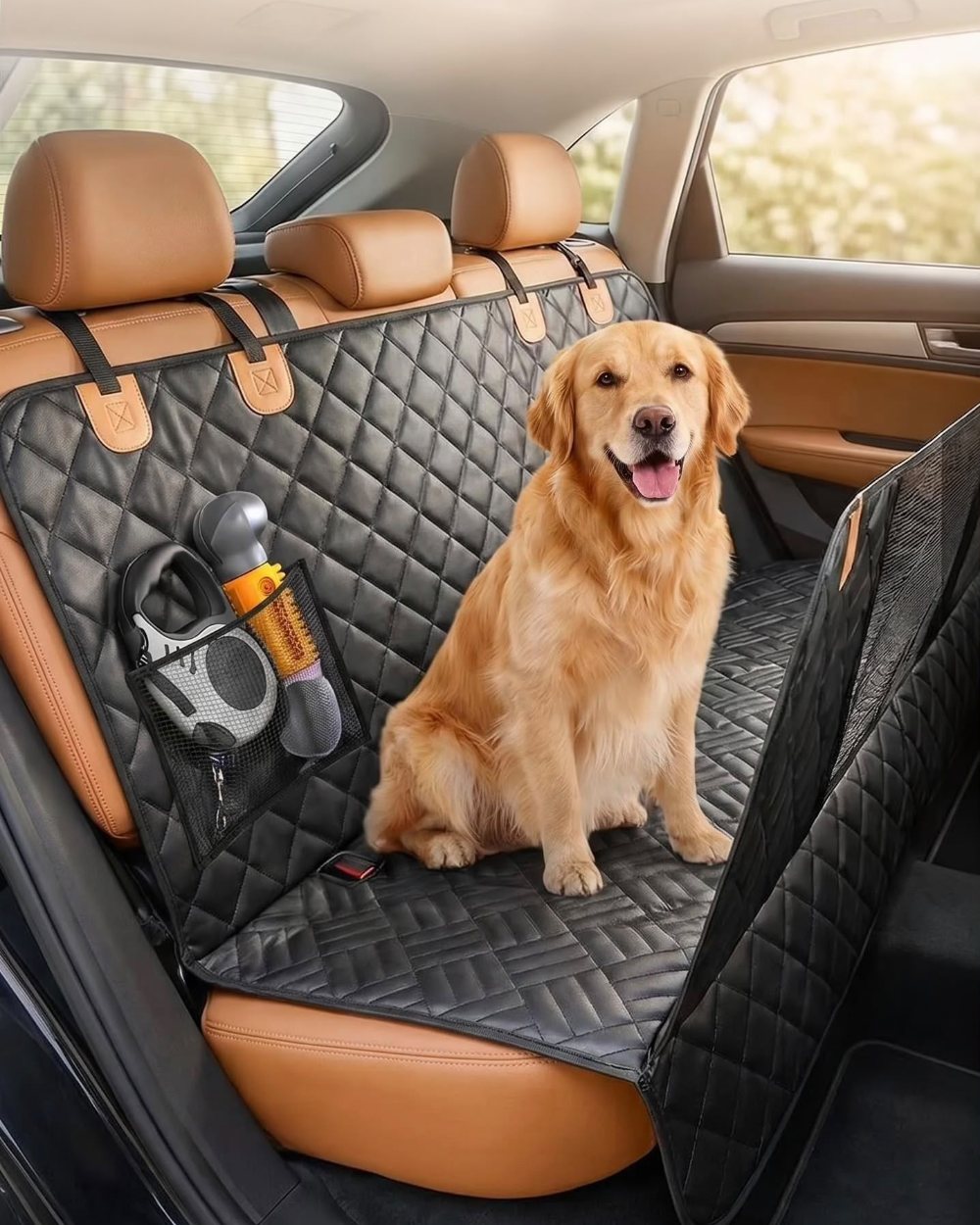 Golden retriever seduto su Piano montato sul sedile posteriore